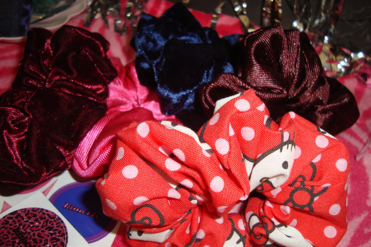 ★KIMHEKIM★ Velvet Label Scrunchie (Black / Red / Ivory) Velvet Label Scrunchie (Ivory) - KIMHĒKIM