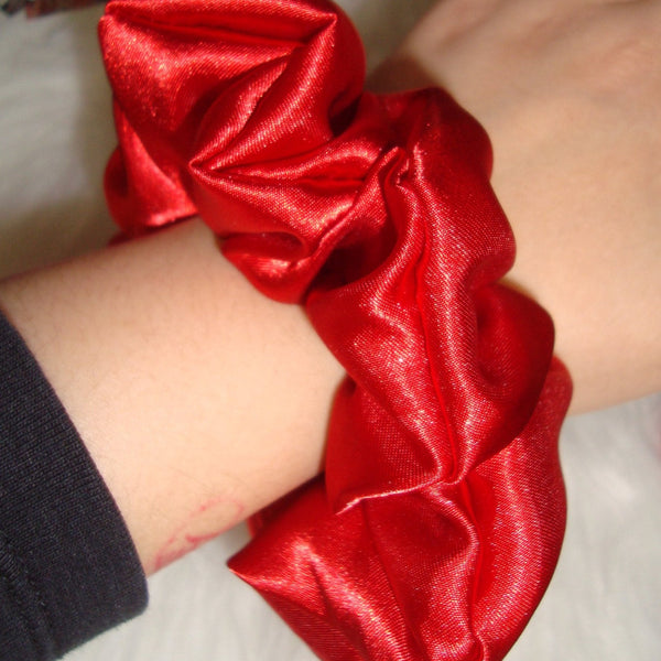 red lip classic scrunchie